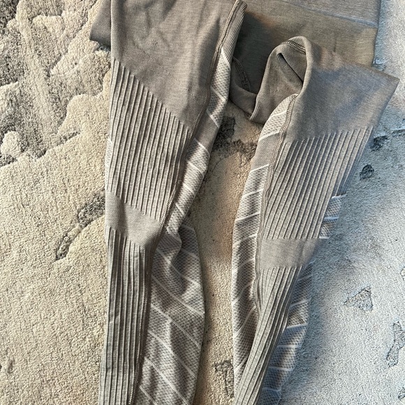 Blanqi maternity leggings size small. Grey. - Picture 4 of 6